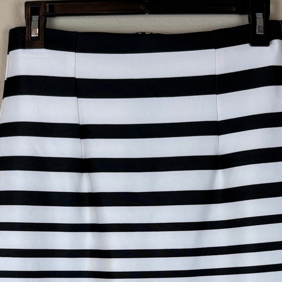 A'Gaci Black/White Striped Mini Skirt with Back Zipper Closure; Size L - Picture 2 of 7